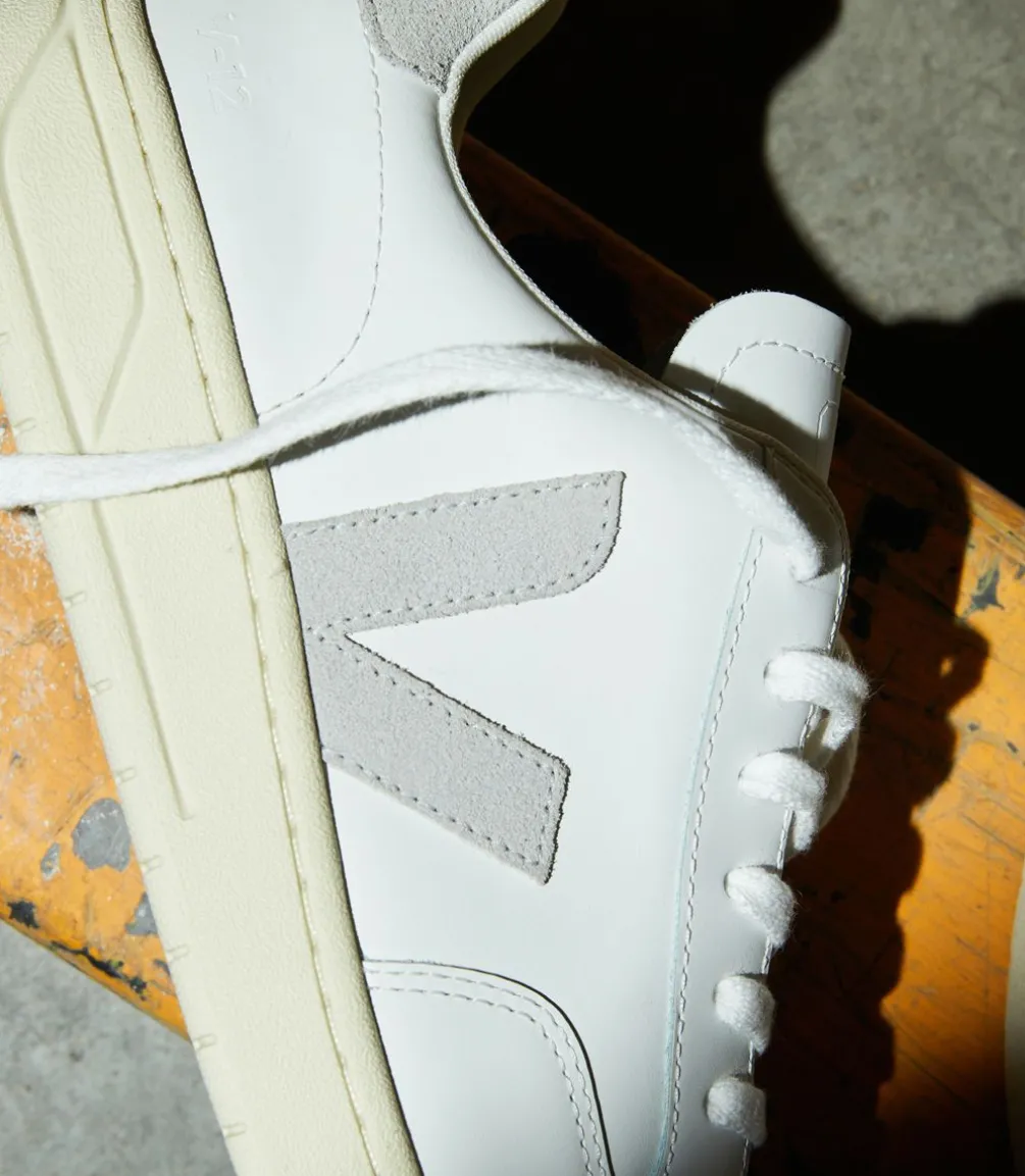 V-12 LEATHER WHITE LIGHT GREY<VEJA Hot